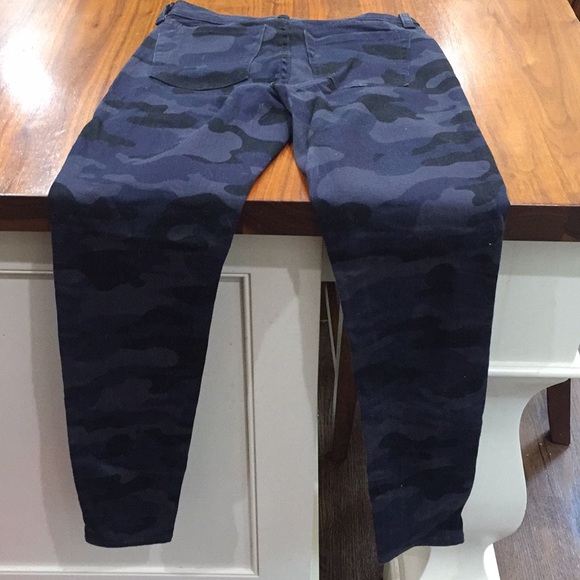 Gap size 0/25 blue colored army print soft jeans - Picture 4 of 4